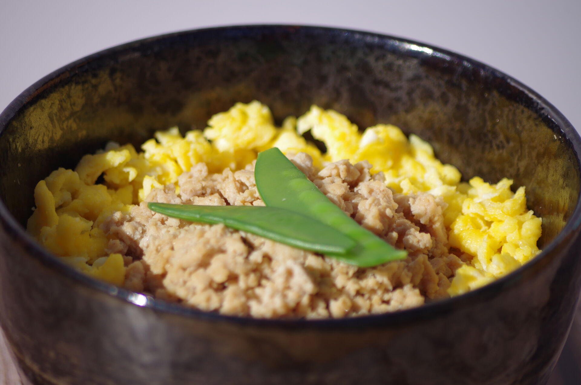 【ワンコイン】鶏むね肉のヘルシー鶏そぼろ丼