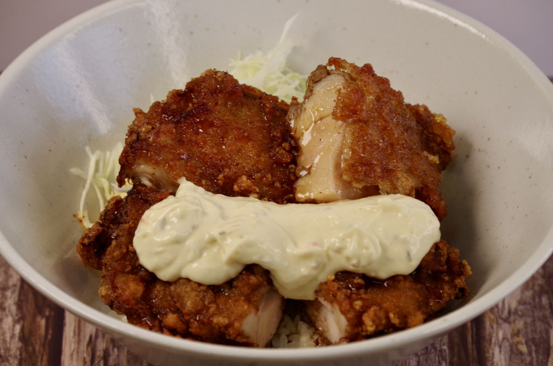 【岡崎市】ボリュームたっぷり！モモ一枚肉の唐揚げが乗ったタルタル南蛮丼