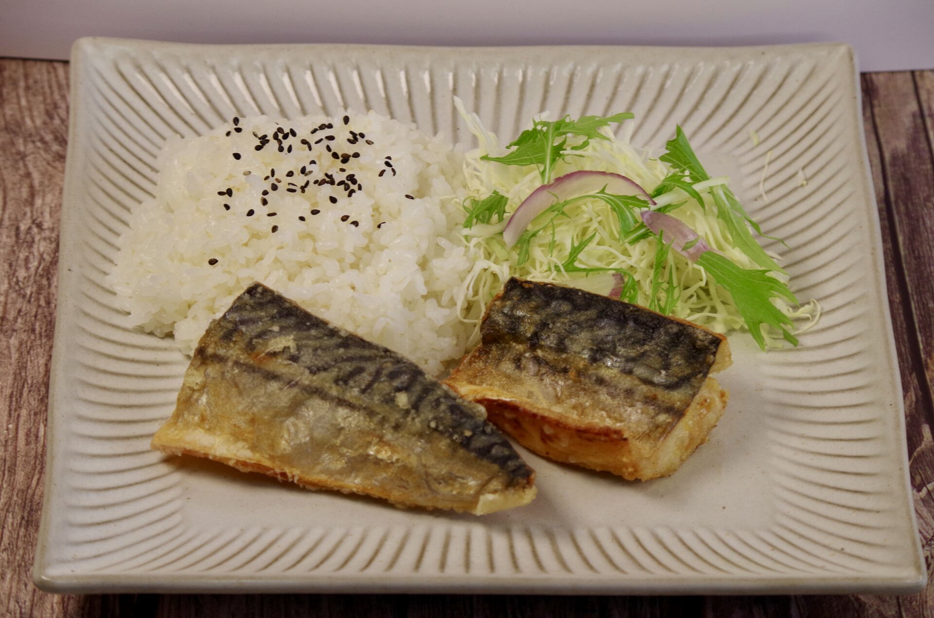 【ワンコインランチ】栄養価の高いサバの唐揚げランチが500円〜