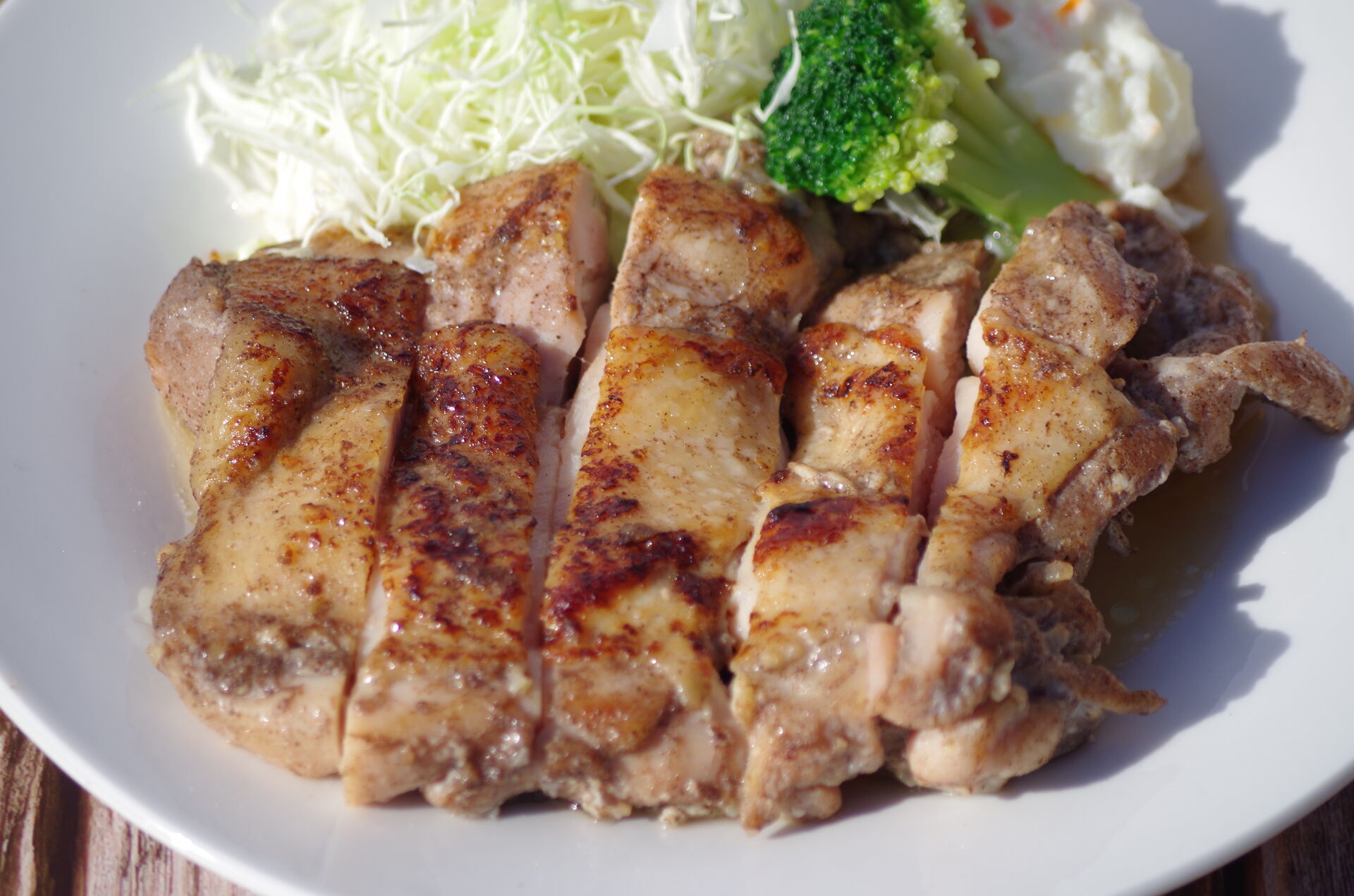 【岡崎市】塩麹で旨みたっぷり！ブラックペッパーの効いたレモンガーリックチキンステーキ